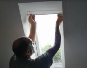 Einbau eines Insektenschutzes an einem Dachfenster