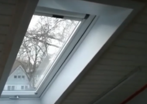 Dachfenster in einer zur Wohnung ausgebauten Abstellkammer