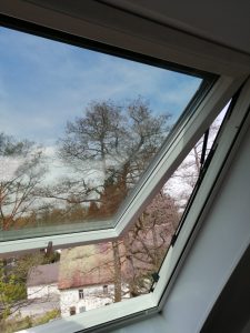 Insektenschutz und Jalousette an einem Roto Dachfenster